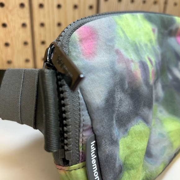 lululemon athletica Unisex Everywhere Belt Bag - Picture 3 of 11